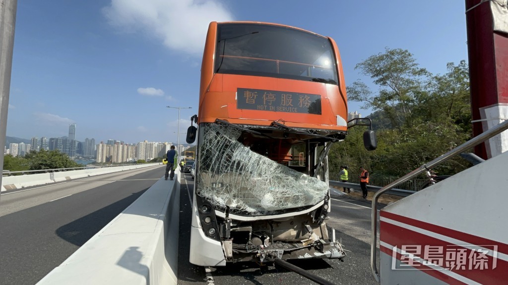 龍運巴士車頭損毀嚴重,擋風玻璃幾整塊脫落。楊偉亨攝 龍運巴士車頭損毀嚴重,擋風玻璃幾整塊脫落。楊偉亨攝