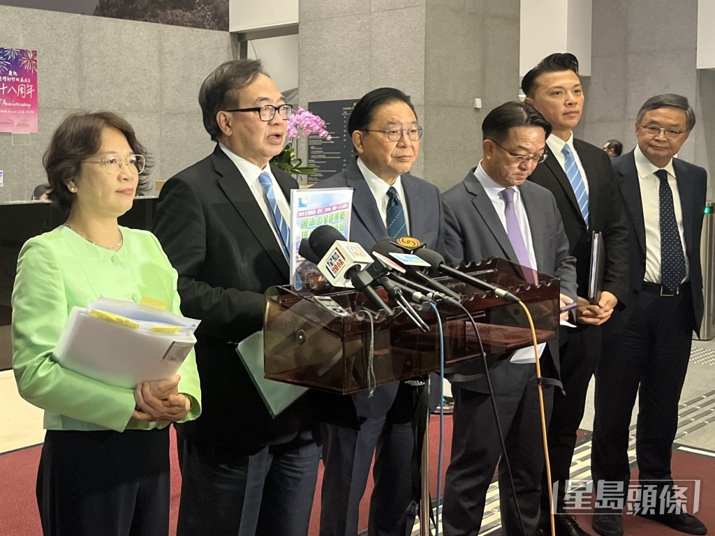 (左三)林健鋒指建議新註冊或搬入北部都會區指定地區的企業,首5年利得稅全免。林彥汛攝 (左三)林健鋒指建議新註冊或搬入北部都會區指定地區的企業,首5年利得稅全免。林彥汛攝