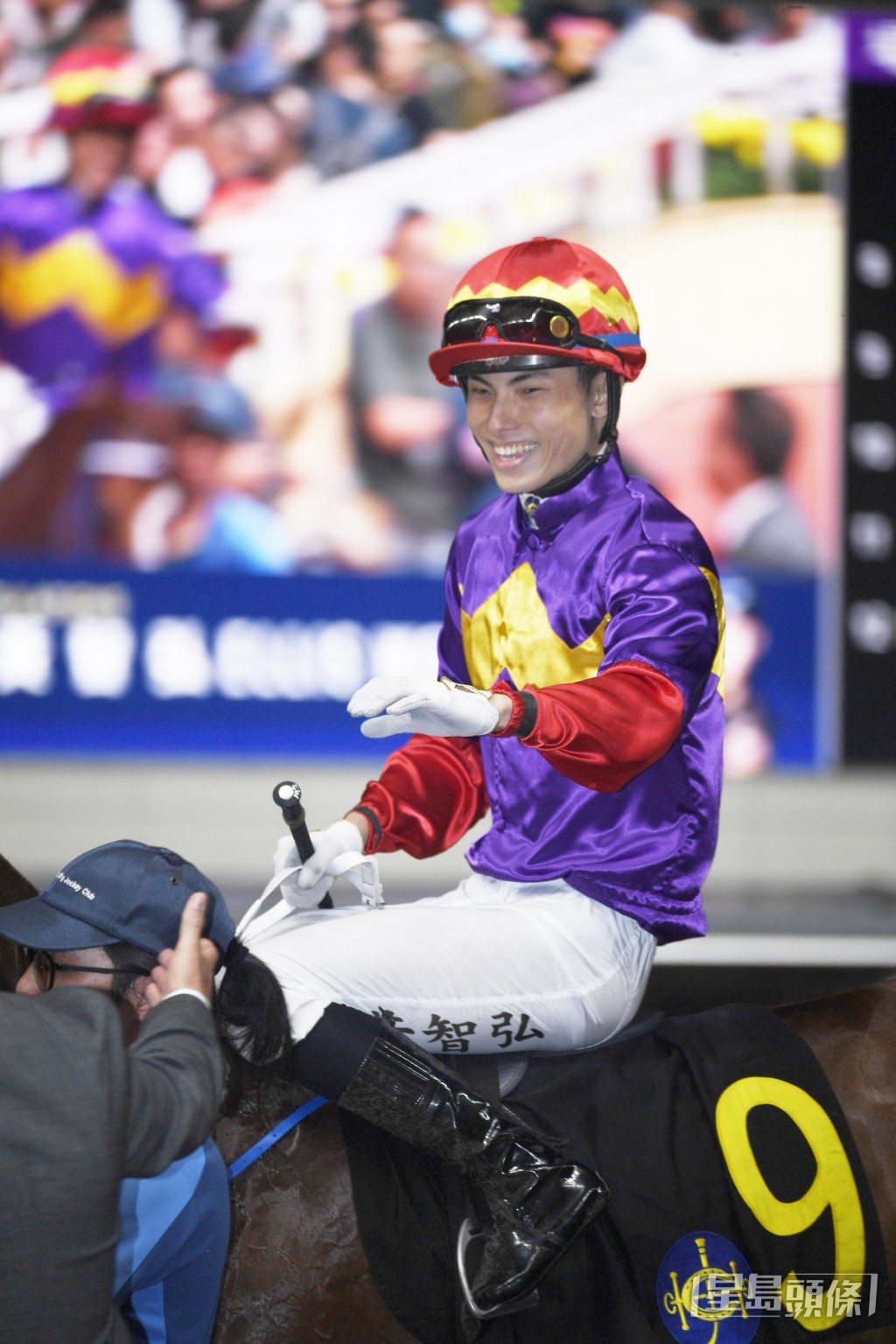 黃智弘今朝做替工代操「團長好」，當時方嘉柏同兒子企在欄邊睇到實。