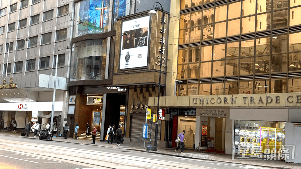 中环德辅道中核心地段竟罕有出现「夹公仔机舖」，引发网络热议。