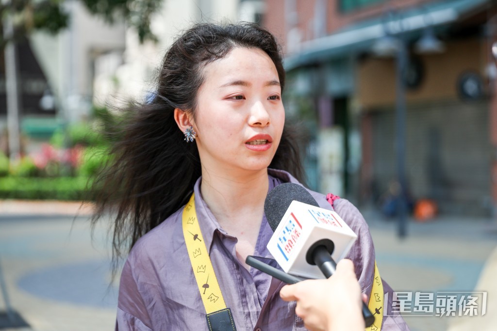 上海旅客劉小姐指打卡時會盡量不影響現場秩序。 上海旅客劉小姐指打卡時會盡量不影響現場秩序。