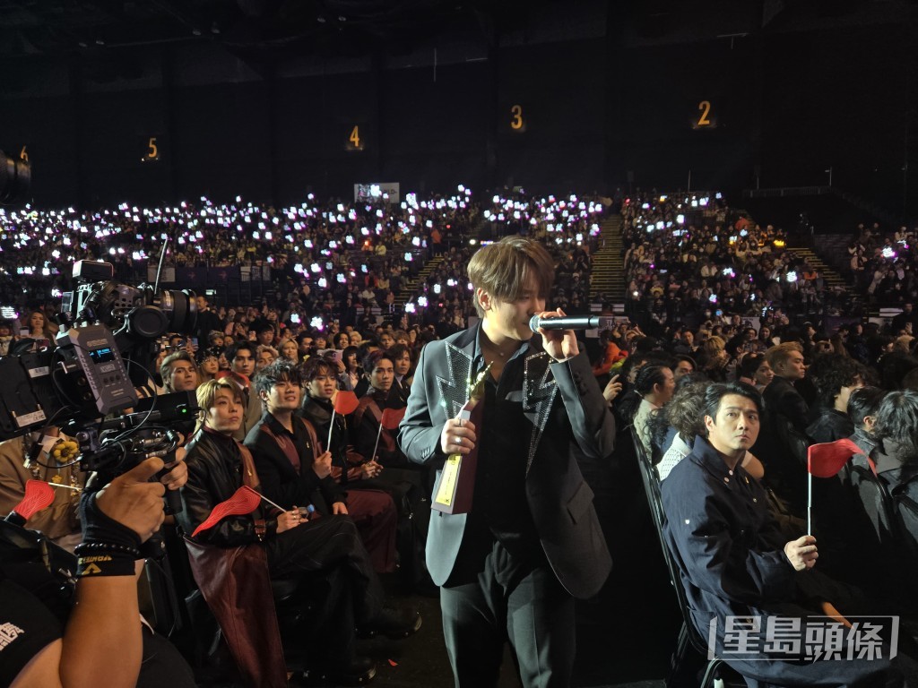 姜涛落台唱歌答谢支持者。
