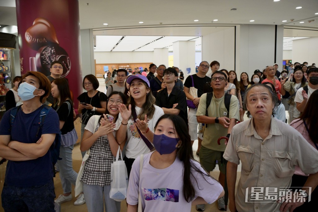 市民圍觀港隊健兒賽事。