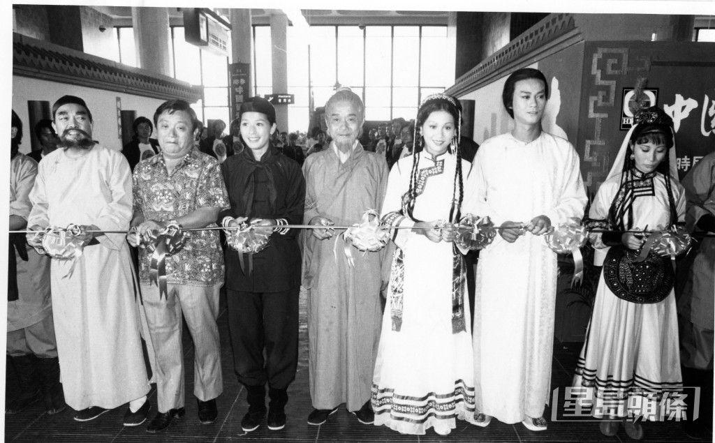當年開拍《書劍》，黃淑儀和汪明荃跟鄭少秋等演員合照。