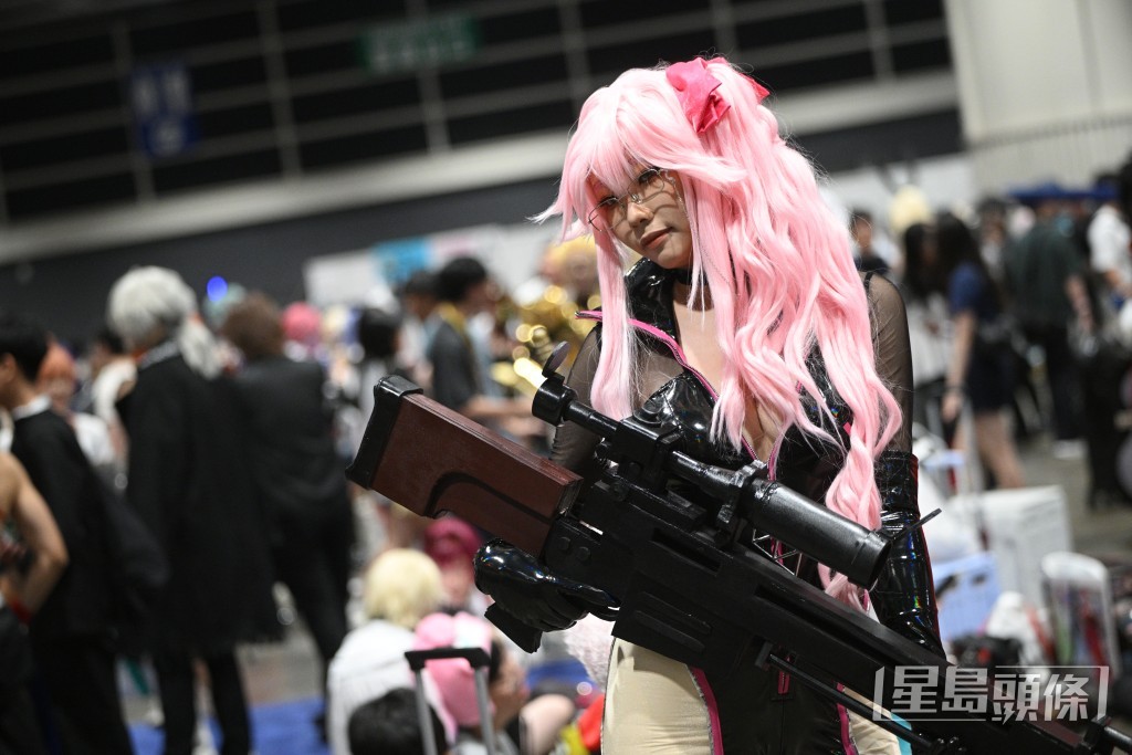 Cosplayer吸引不少人拍照。 Cosplayer吸引不少人拍照。