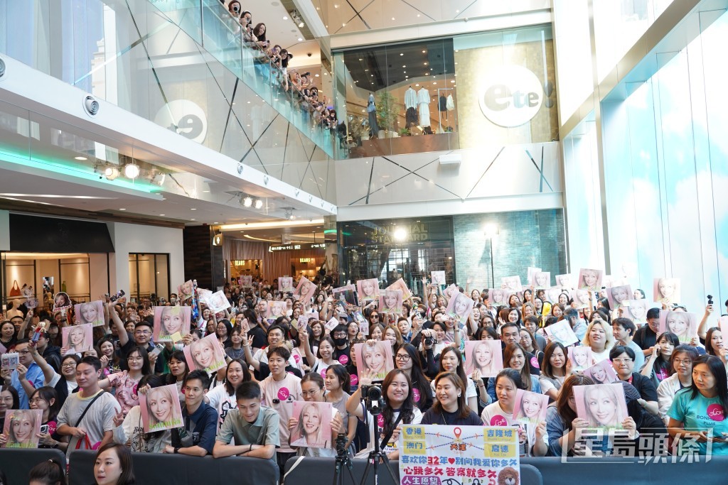 簽名會逾600 Fans力撐。 簽名會逾600 Fans力撐。