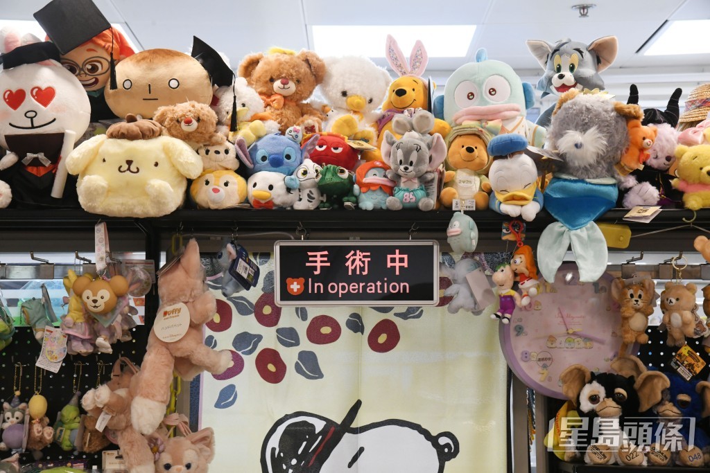 “手术室”就在工作室的布帘背后(何健勇摄) “手术室”就在工作室的布帘背后(何健勇摄)