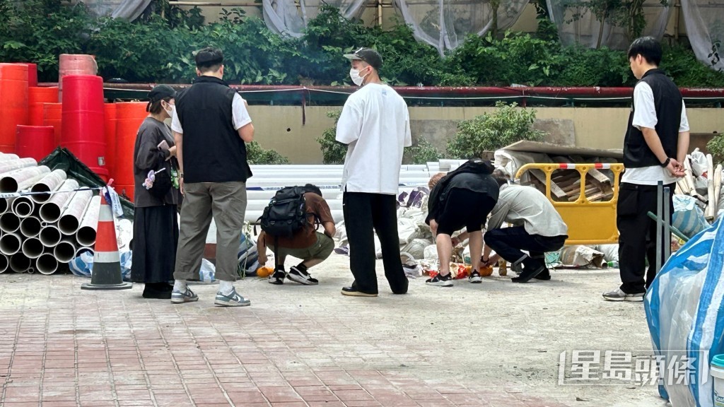 死者親友到場路祭。蔡楚輝攝 死者親友到場路祭。蔡楚輝攝