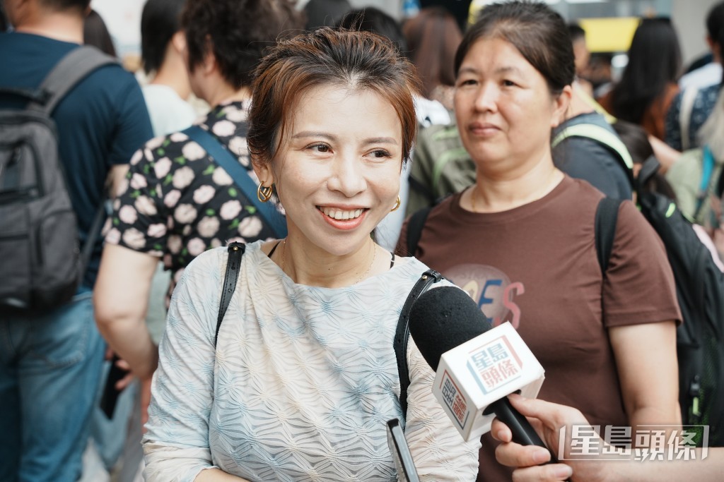 市民丁女士就帶從東莞來港探她的媽媽及哥哥一家暢遊大嶼山。汪旭峰攝 市民丁女士就帶從東莞來港探她的媽媽及哥哥一家暢遊大嶼山。汪旭峰攝