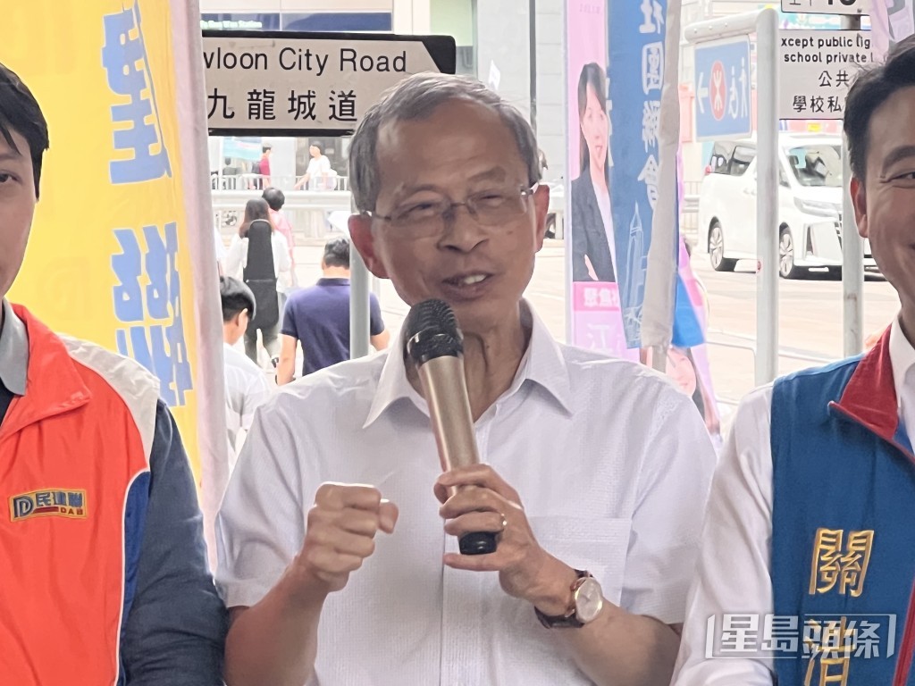 曾經出任九龍西立法會議員的曾鈺成表示,對這區十分熟悉,來到這裏感覺特別親切。郭詠欣攝 曾經出任九龍西立法會議員的曾鈺成表示,對這區十分熟悉,來到這裏感覺特別親切。郭詠欣攝