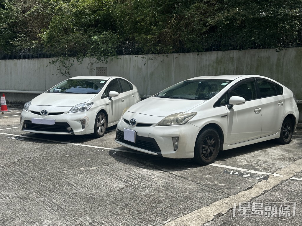 警方截獲兩輛非法載客取酬的私家車。劉漢權攝 警方截獲兩輛非法載客取酬的私家車。劉漢權攝