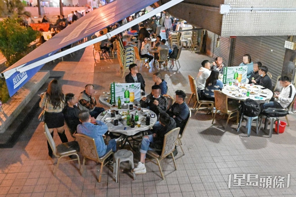 街頭持牌熟食攤位(大排檔)跌幅逾兩成,由2021年底的22個跌至2023年底的17個。 街頭持牌熟食攤位(大排檔)跌幅逾兩成,由2021年底的22個跌至2023年底的17個。