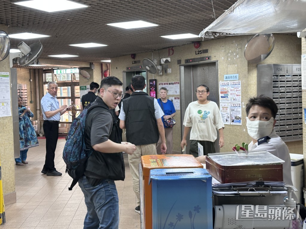 大批探員到景華樓調查。梁國峰攝