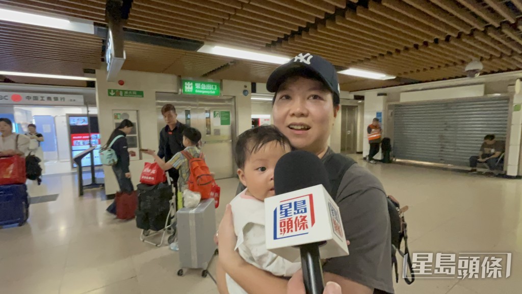 蔡女士因小朋友明早要上學，所以今次選擇避開人潮下午回港。