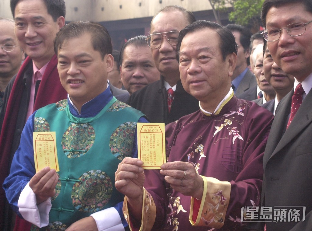 劉皇發（右二）2005年為港求籤。資料圖片