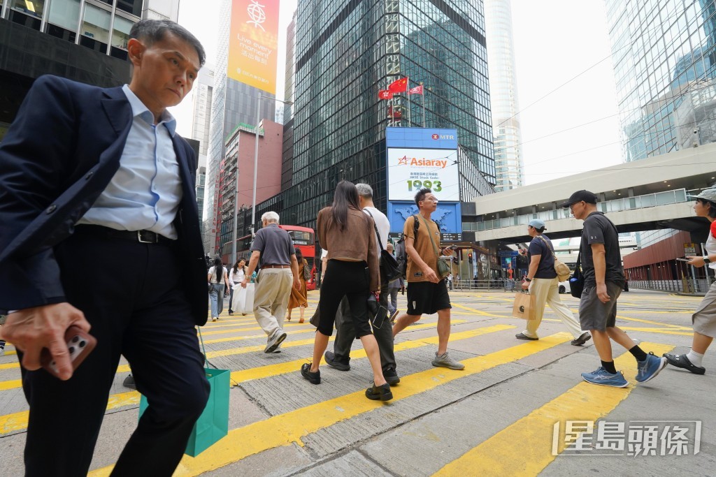受惠於政府過去三年各項招攬人才及輸入勞工措施,本港人力短缺情況有所紓緩。 受惠於政府過去三年各項招攬人才及輸入勞工措施,本港人力短缺情況有所紓緩。
