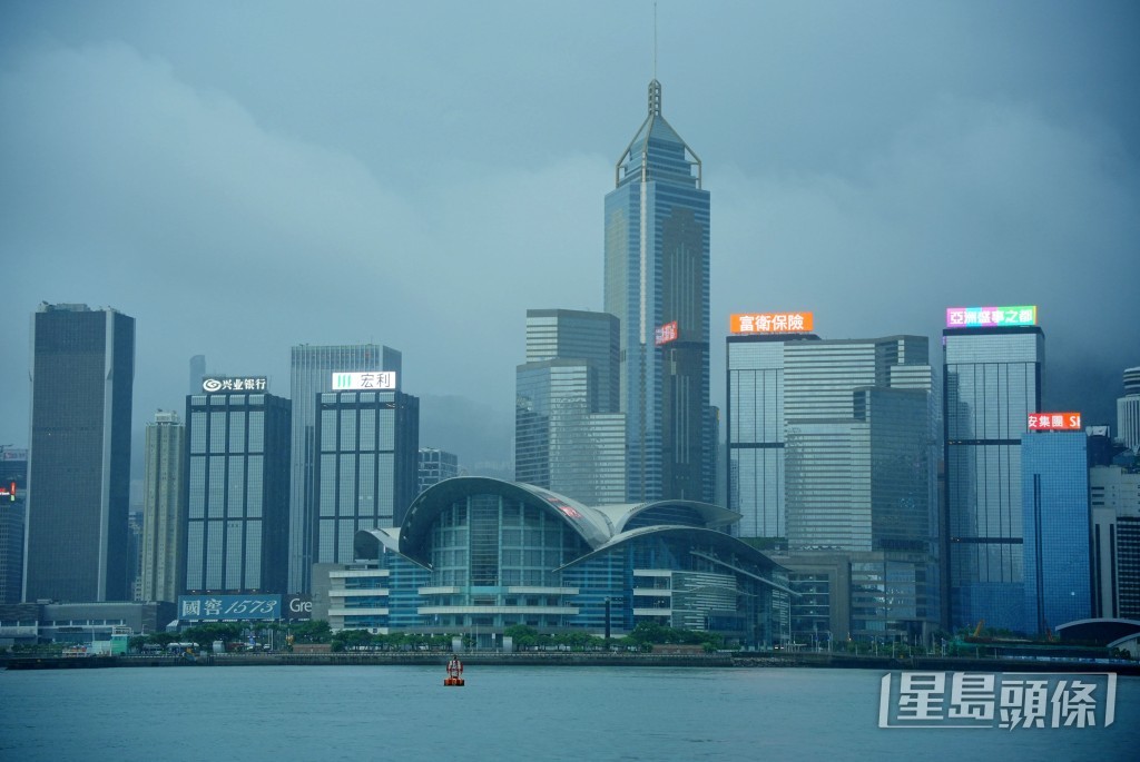截至今日上午10時30分,共有61班離港及40班抵港航班延誤。汪旭峰攝 截至今日上午10時30分,共有61班離港及40班抵港航班延誤。汪旭峰攝