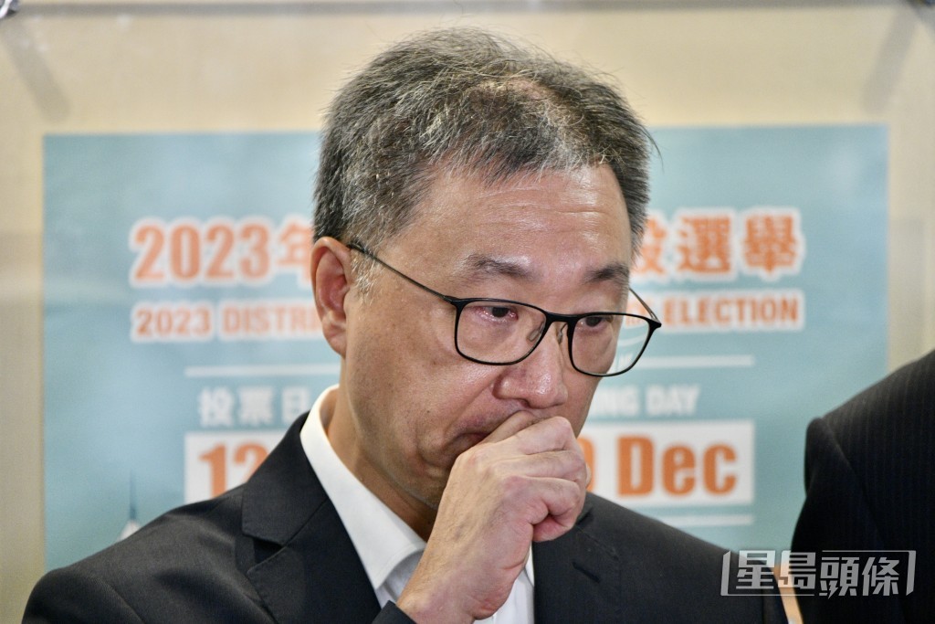 陸啟康就系統故障哽咽致歉。（盧江球攝）
