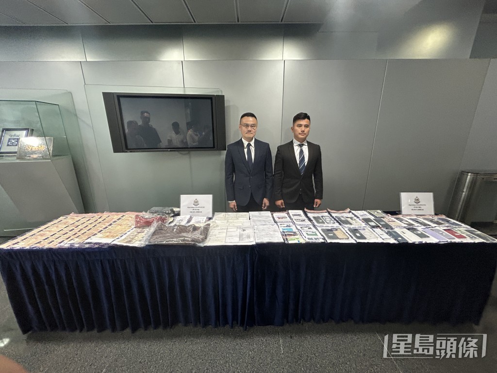 港島總區重案組總督察文智陽（圖左）及高級督察黃立人講述行動。