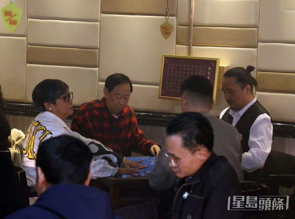 黑妹姐、古明華、黎彼得捱眼瞓拍麻將館夜戲。