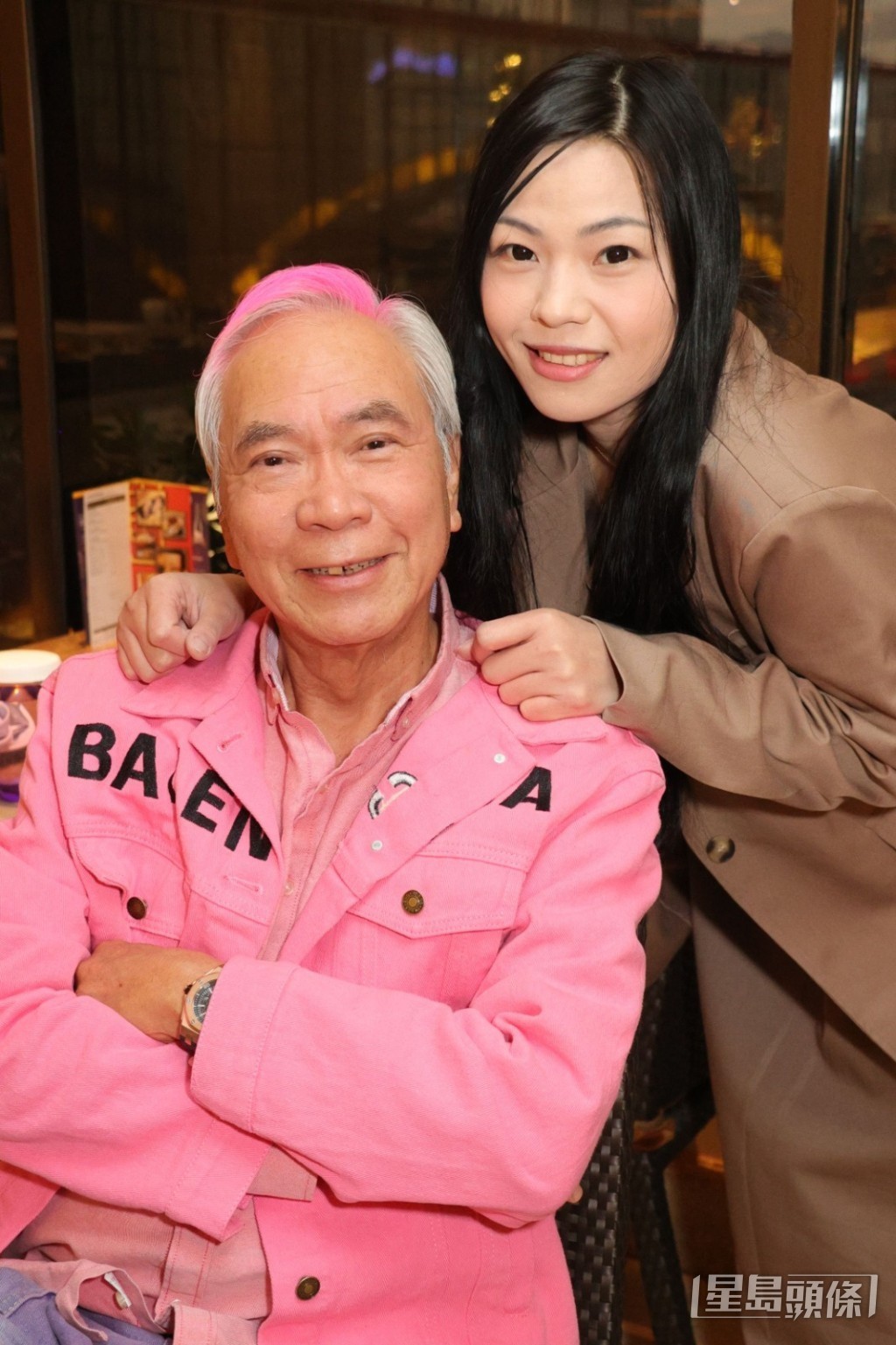 李龍基的未婚妻王青霞(Chris)被控逾期居留、使用虛假文書及違反逗留期間接受工作等共7罪,被裁定5項罪成,合共判監25個月。 李龍基的未婚妻王青霞(Chris)被控逾期居留、使用虛假文書及違反逗留期間接受工作等共7罪,被裁定5項罪成,合共判監25個月。