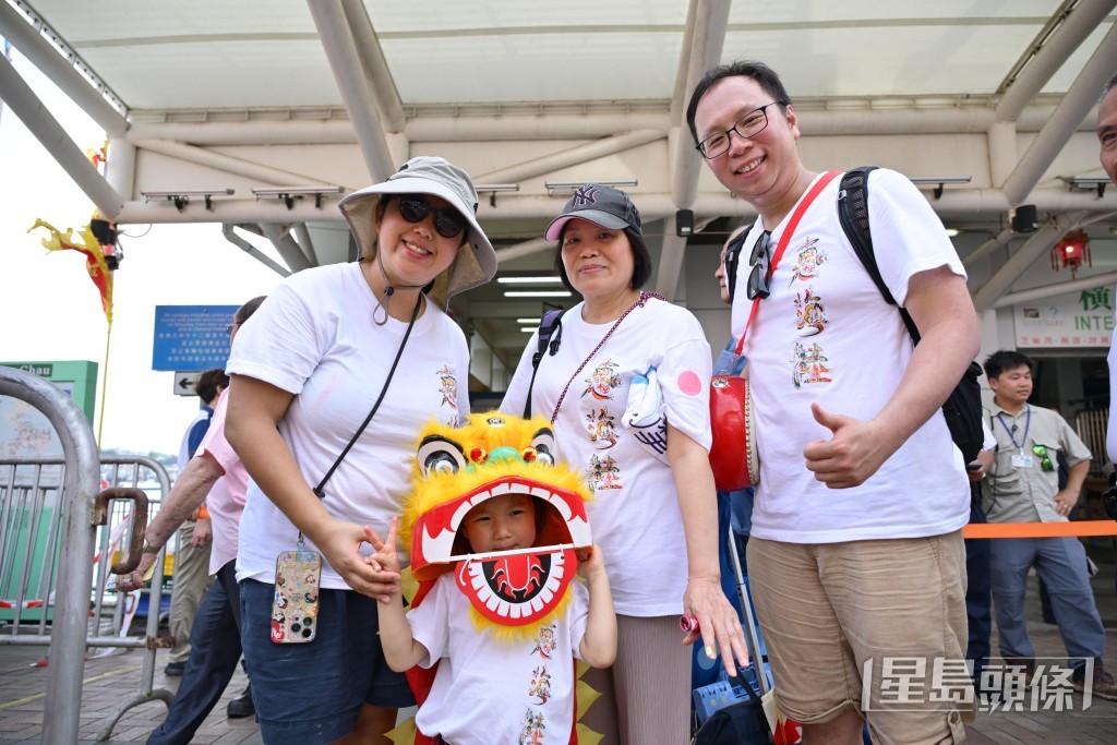 梁小朋友負責在巡遊中舞獅頭，一家人特意入長洲支持他。