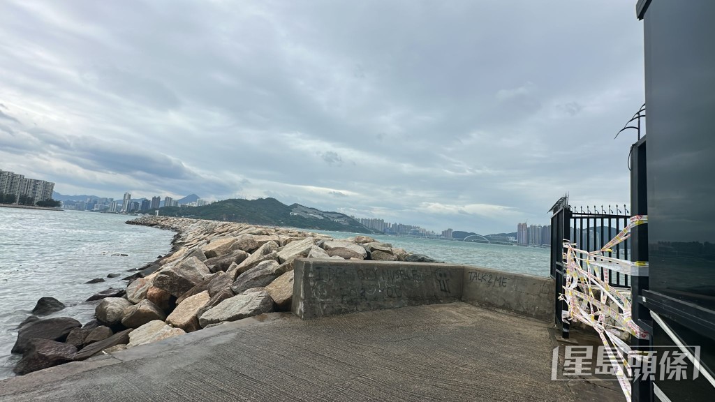 一家四口事發時站在防波堤觀浪。