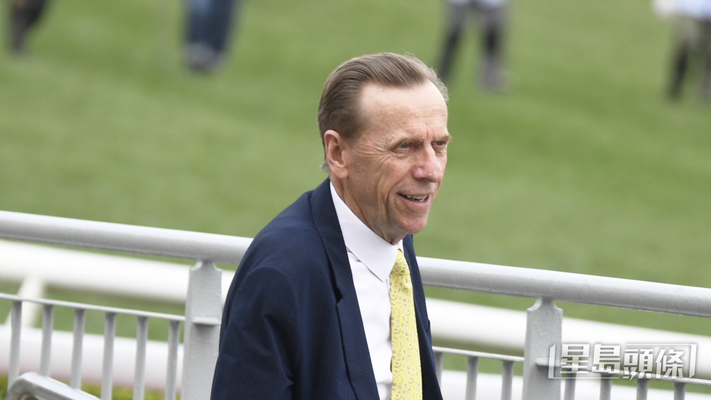  今朝「八仟好運」四點五十分出跳竟見蔡約翰現身睇馬，當時並沒有其他蔡廄馬陪同。