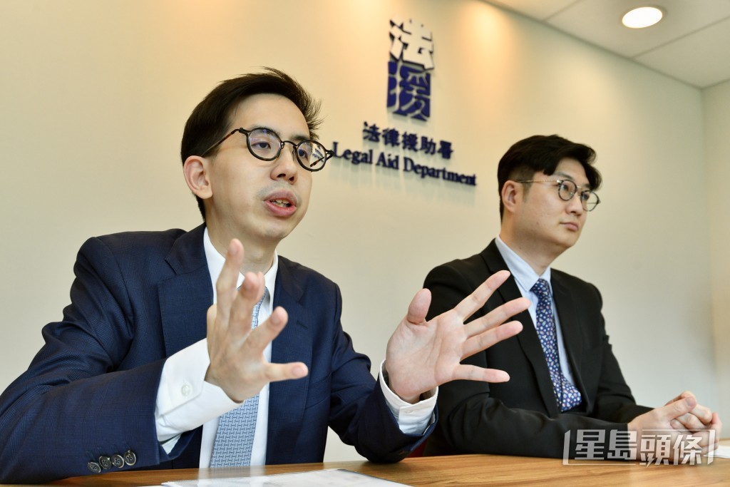 法律援助律師黎凱豪、容浩翔。（盧江球攝）