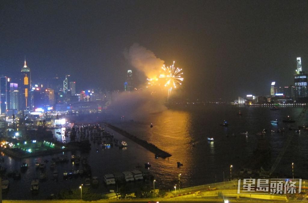 劉祉鋒指,遇上無風夜晚,煙花爆發後產生的大團黑煙籠罩半空不散。 受訪者提供 劉祉鋒指,遇上無風夜晚,煙花爆發後產生的大團黑煙籠罩半空不散。 受訪者提供