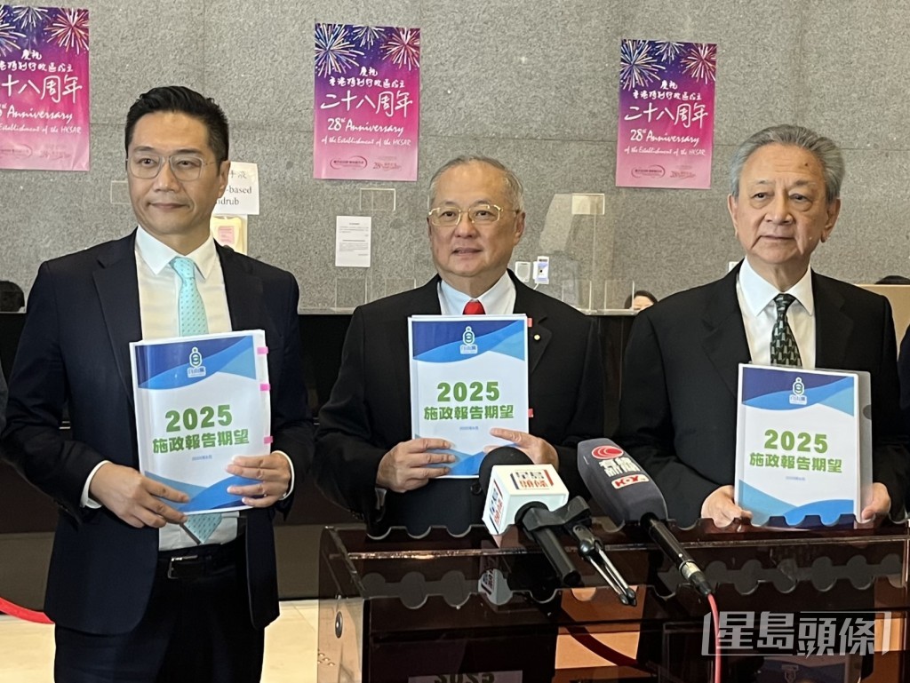 (中)張宇人強調有關消費劵的建議只適用於香港居民,移民外地的人並不適用。林彥汛攝 (中)張宇人強調有關消費劵的建議只適用於香港居民,移民外地的人並不適用。林彥汛攝