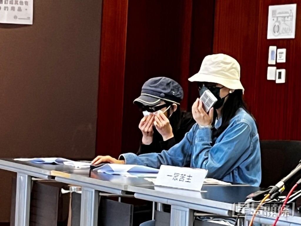苦主B小姐(左,黑帽者)稱自己入金達百萬元,事後更有曾自殺念頭。李健威攝 苦主B小姐(左,黑帽者)稱自己入金達百萬元,事後更有曾自殺念頭。李健威攝