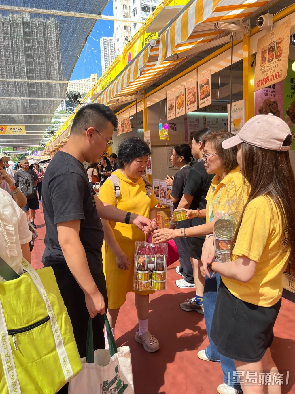 參展商推出100元7罐鮑魚組合優惠。 參展商推出100元7罐鮑魚組合優惠。