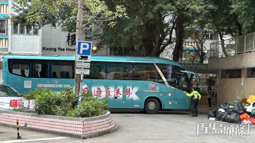 旅遊巴接載宏志閣居民返住所取回財物。 旅遊巴接載宏志閣居民返住所取回財物。
