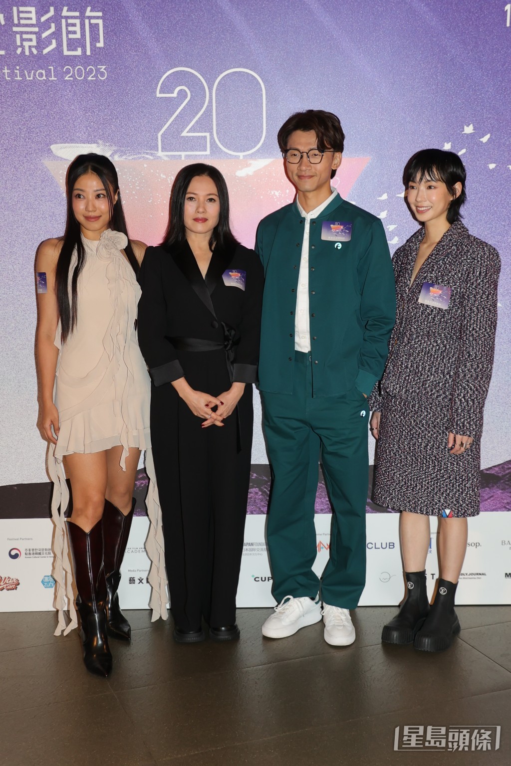 李靖筠（右一）與李麗珍（左二）在戲中扮演兩母女。