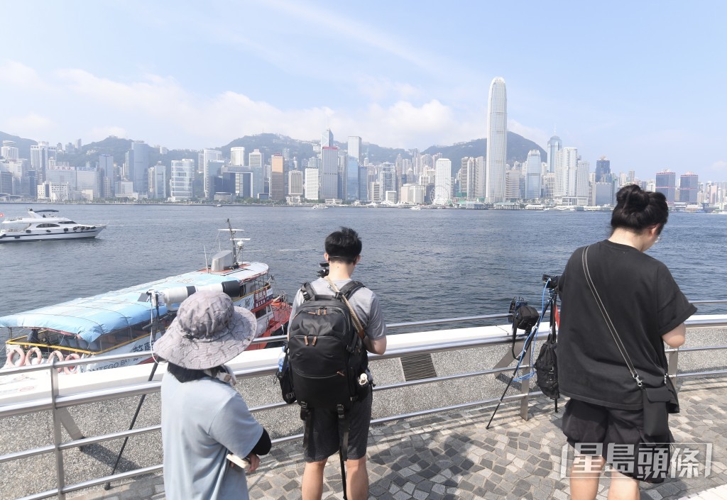 有內地旅客專程來港拍攝「山東艦」。何君健攝 有內地旅客專程來港拍攝「山東艦」。何君健攝