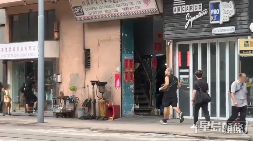 張致恒街頭奔跑。