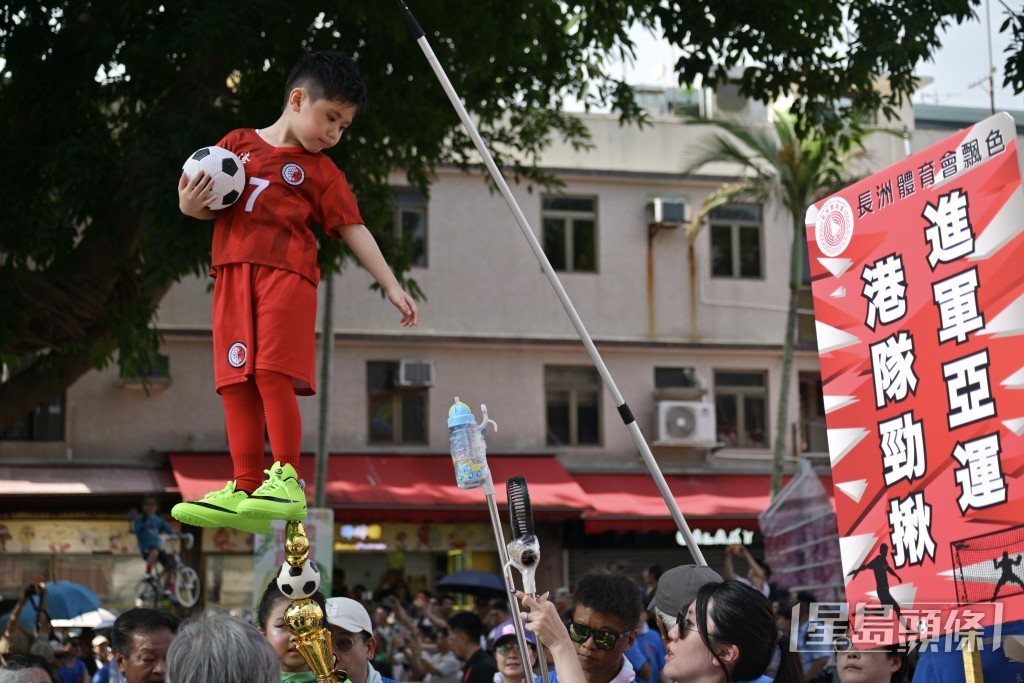有色芯扮演港足隊員。