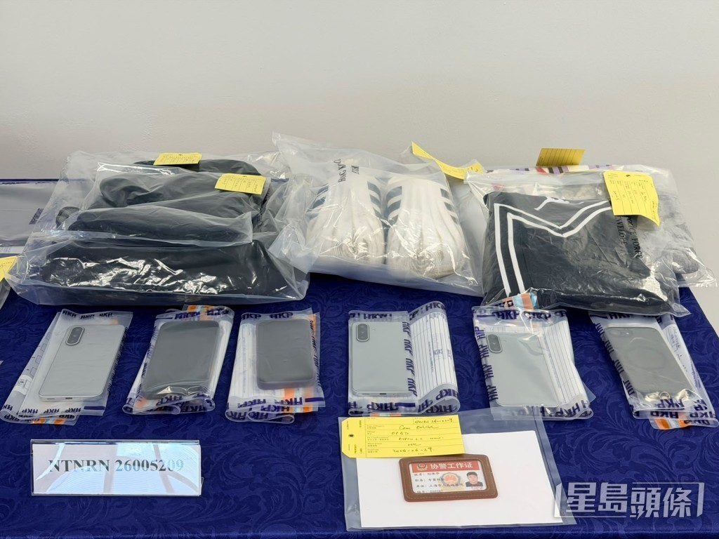 警方展示行動中檢獲的證物。梁國峰攝 警方展示行動中檢獲的證物。梁國峰攝