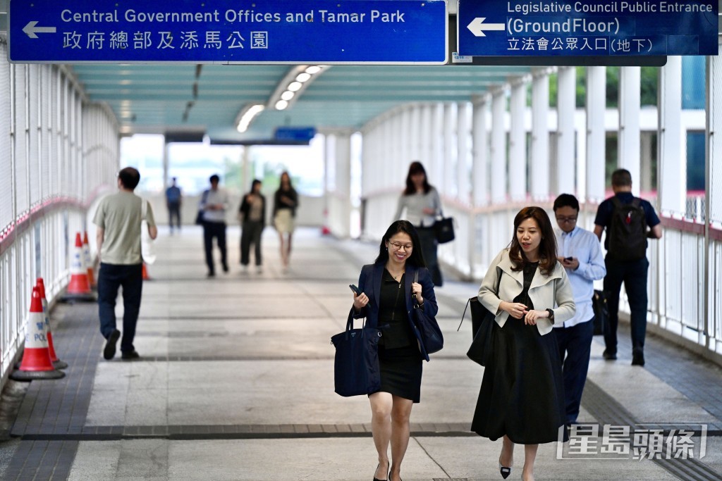 預計在今年3月底，公務員的編制將下降至194,000個職位，政府各局及部門會通過重整工作優勢，內部調配、精簡程序及應用科技以提升效率及應付工作量的增加 。資料圖片