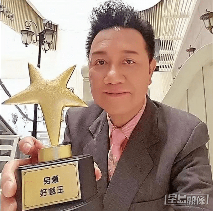 綠葉曾建明也曾居於石籬邨。 綠葉曾建明也曾居於石籬邨。