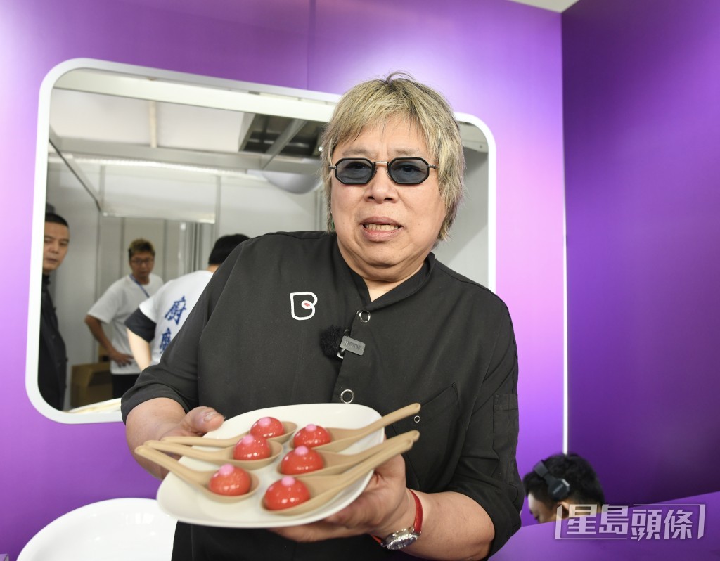 另一米芝蓮餐廳廚魔則準備了「分子小籠包」等獨特料理。 另一米芝蓮餐廳廚魔則準備了「分子小籠包」等獨特料理。