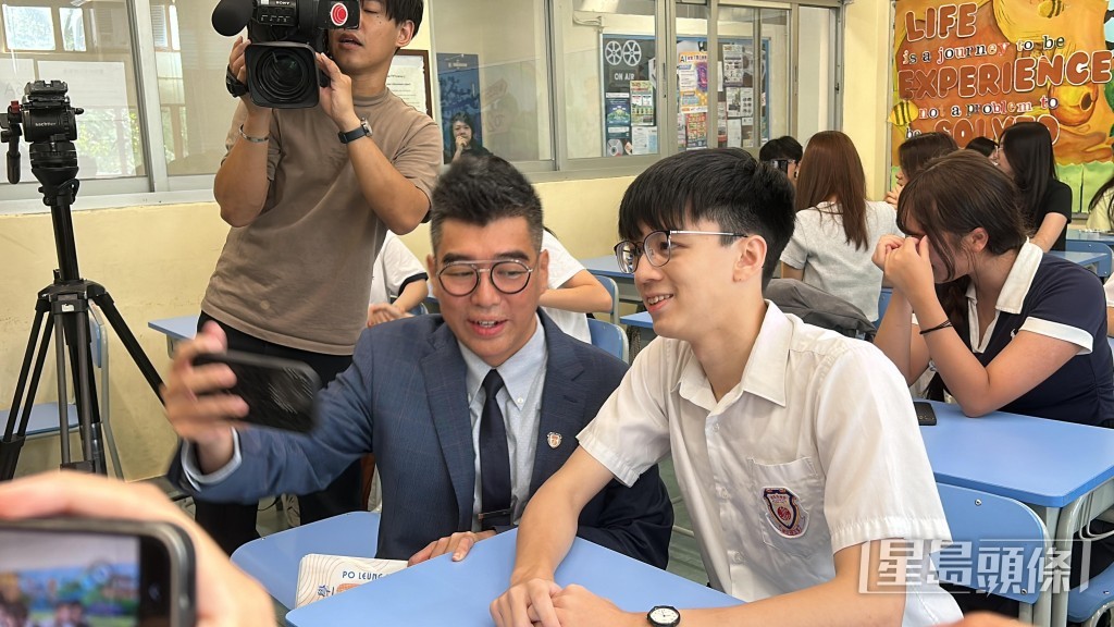 黃泓智與校長合照。 黃泓智與校長合照。