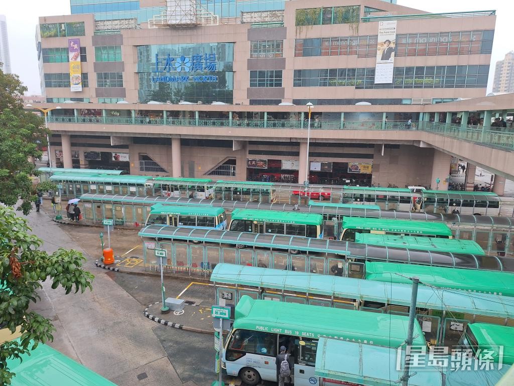 上水廣場交匯處的改善工程已規劃展開,屆時小巴總站出口將遷至交匯處入口旁的行人路。 上水廣場交匯處的改善工程已規劃展開,屆時小巴總站出口將遷至交匯處入口旁的行人路。