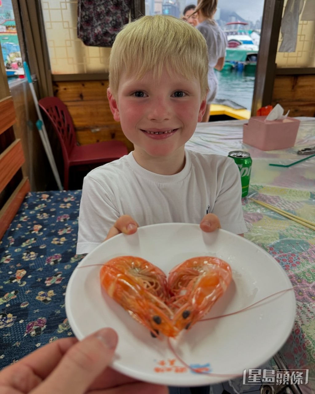 潘頓一家在避風塘慶祝父親節。 潘頓一家在避風塘慶祝父親節。