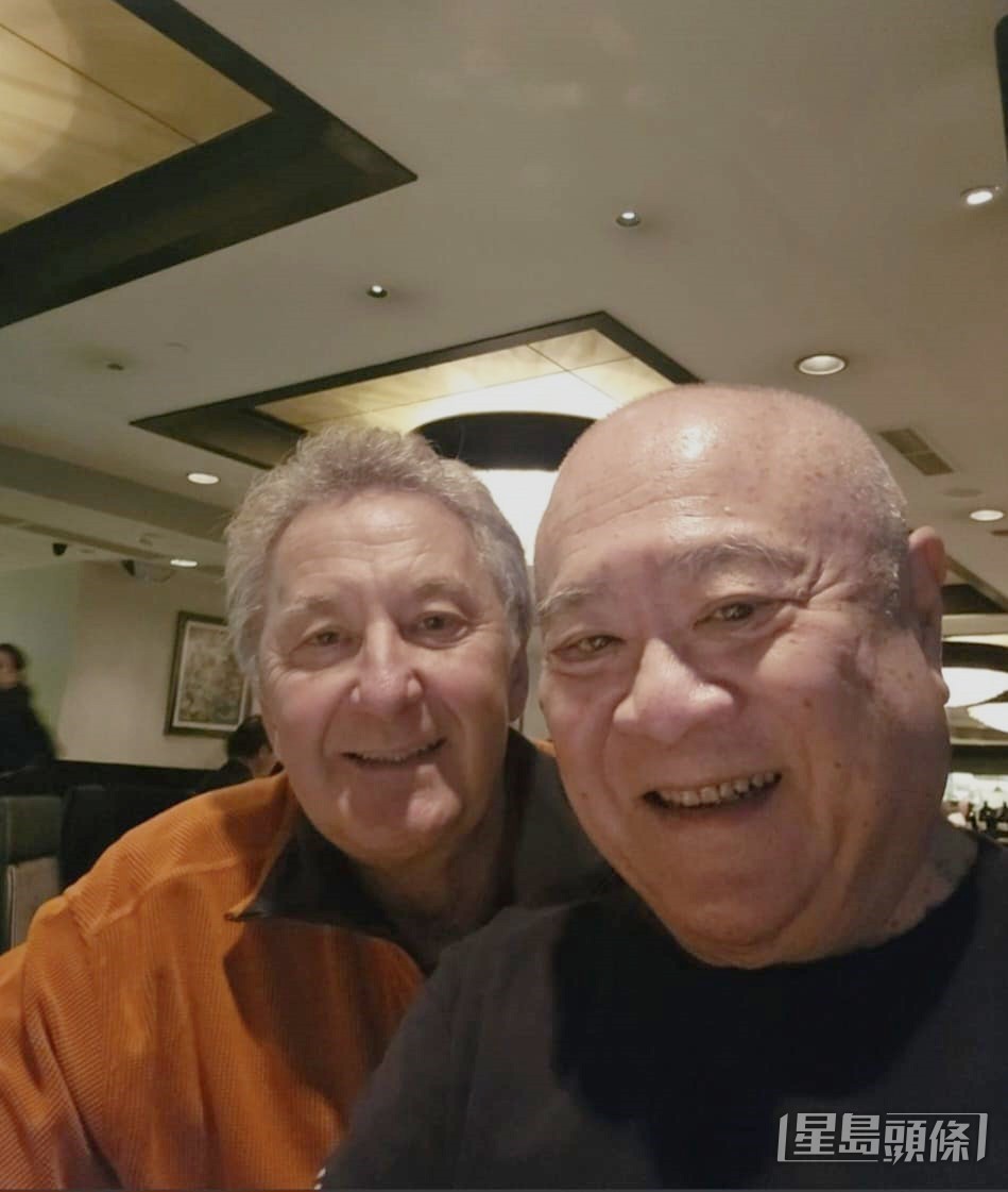 退休練馬師霍利時(左)和「熊」系馬主范邦初。 退休練馬師霍利時(左)和「熊」系馬主范邦初。