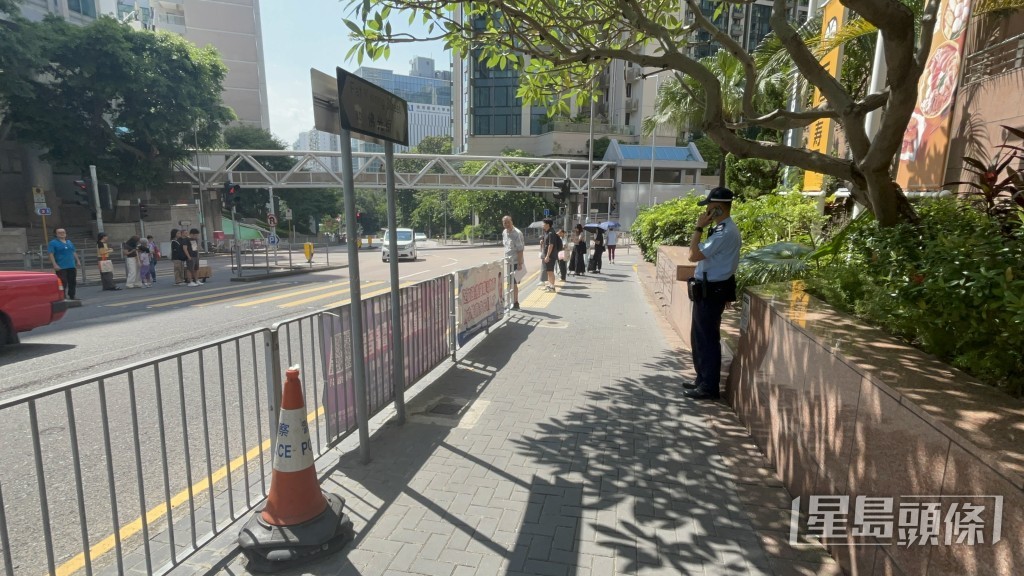 掛在欄杆上的國旗疑遭偷去。