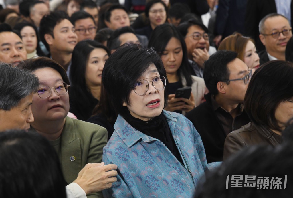 中華電力有限公司董事莊偉茵（中）。