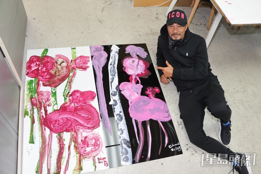 華哥用咗大半小時為《星島頭條》畫出水墨畫「生機勃勃」(左)及「涅槃重生」(右)。 華哥用咗大半小時為《星島頭條》畫出水墨畫「生機勃勃」(左)及「涅槃重生」(右)。