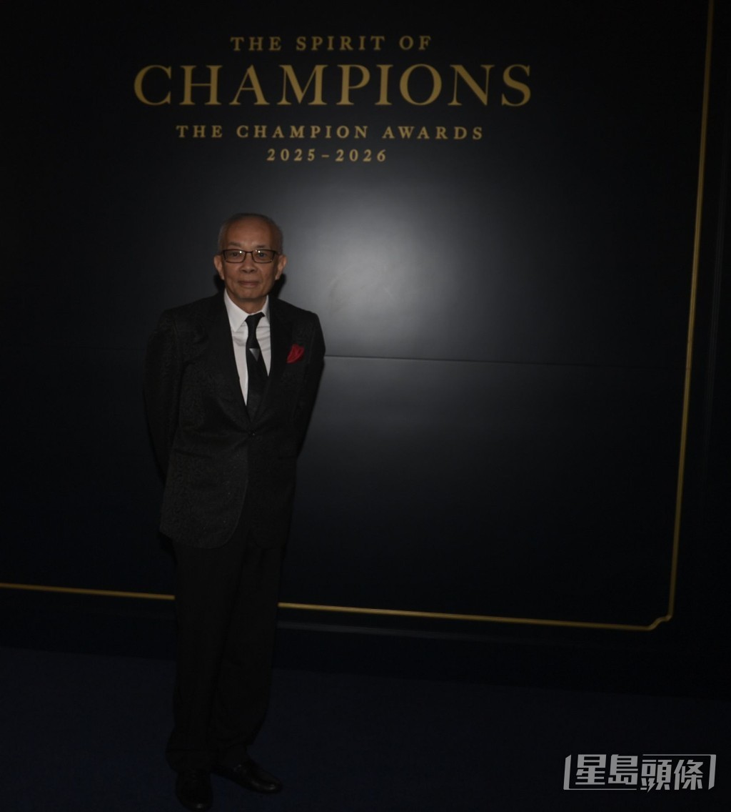 馬主劉栢輝 (圖) 得奬感言比較簡潔,他表示很感謝沈集成對「浪漫勇士」的悉心訓練。 馬主劉栢輝 (圖) 得奬感言比較簡潔,他表示很感謝沈集成對「浪漫勇士」的悉心訓練。